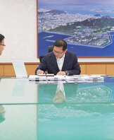 (07.01.시장실) 목포시장 사무인계 인수서 서명