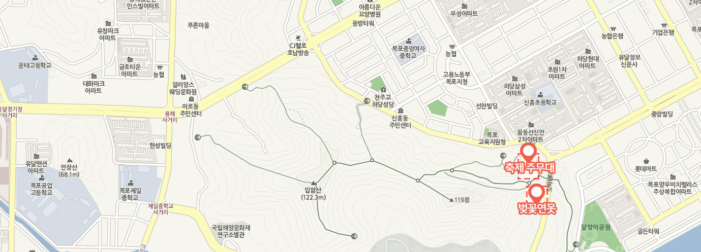 먹음직스러운 홍어,돼지고기,김치를 포개어 든 한젓가락
