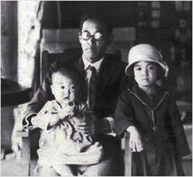 김우진작가의 가족사진으로 두아이와 사진을 찍는 모습