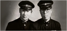 모자와 검정교복을 입고 친구들과 찍은 김현작가의 학창시절 모습