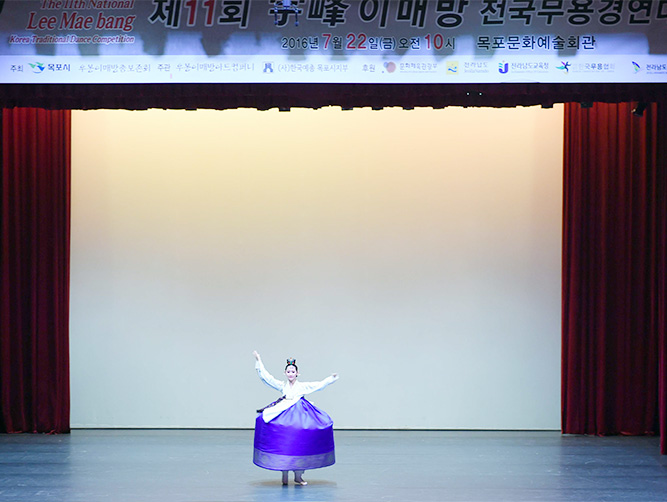 이매방전국무용경연대회에 참가한 학생이 춤을추고 있는 모습