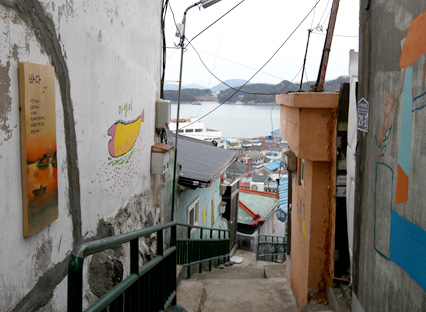 좁은 계단을 따라 벽화가 그려져있는 마을풍경