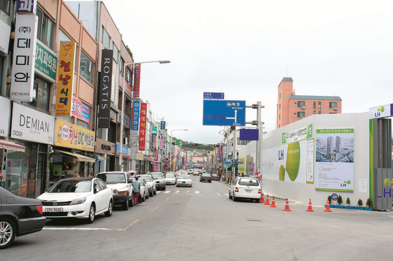 중앙공설시장_정문에서_(구)신안군청_(2011년).png