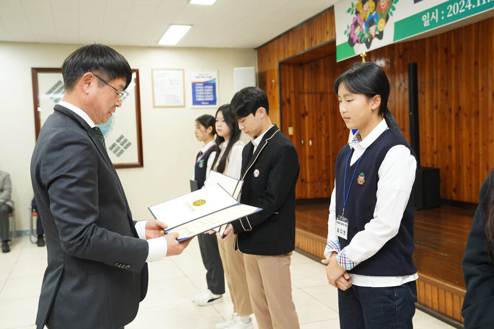 (11.29.회의실) 장학증서 수여식-3